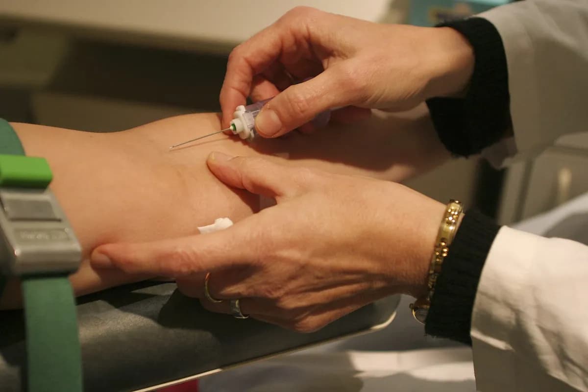 Läkare överger plastbehållare på grund av risker med mikroplaster