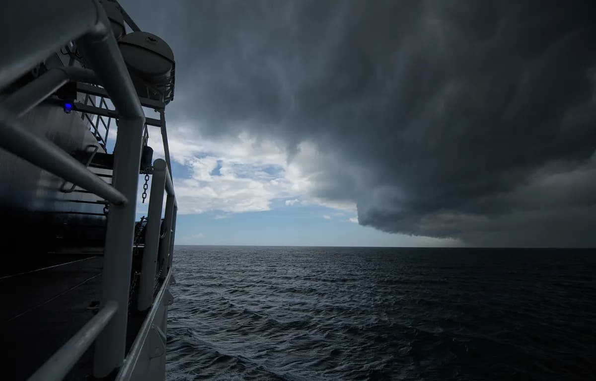 Fiji Princess grundstött, LMZ Pluto övergiven, Viking Sky strömavbrott