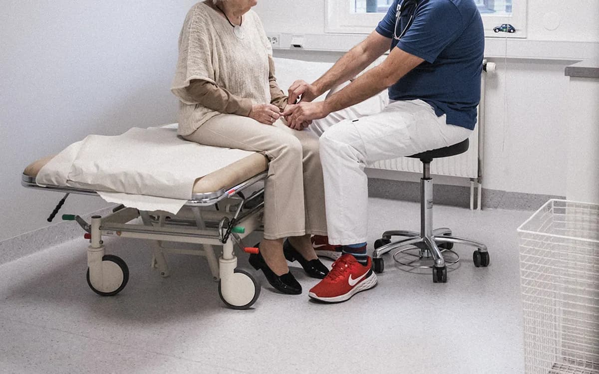 Sveriges äldreomsorg under press när hemtjänsten minskar