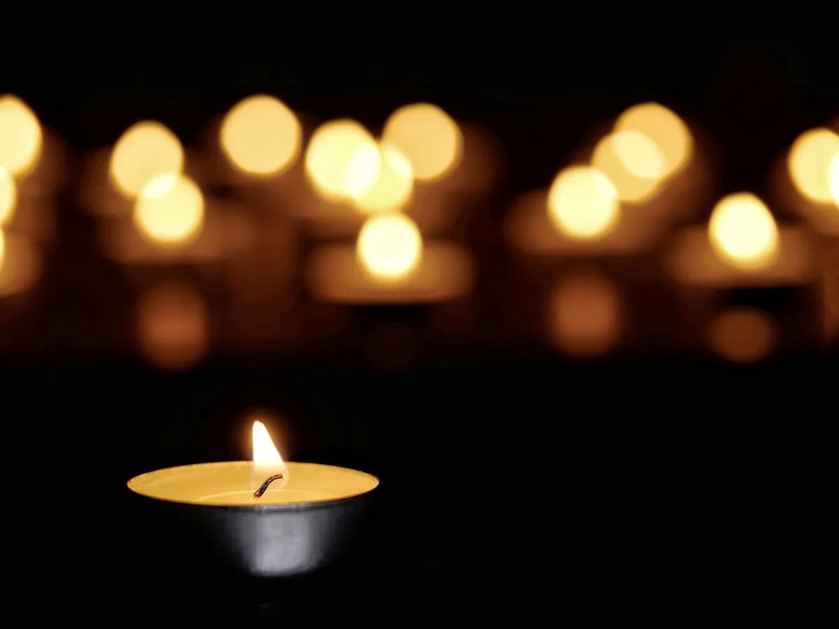 Cher Lloyd meddelar faderns död i känslosamt uttalande