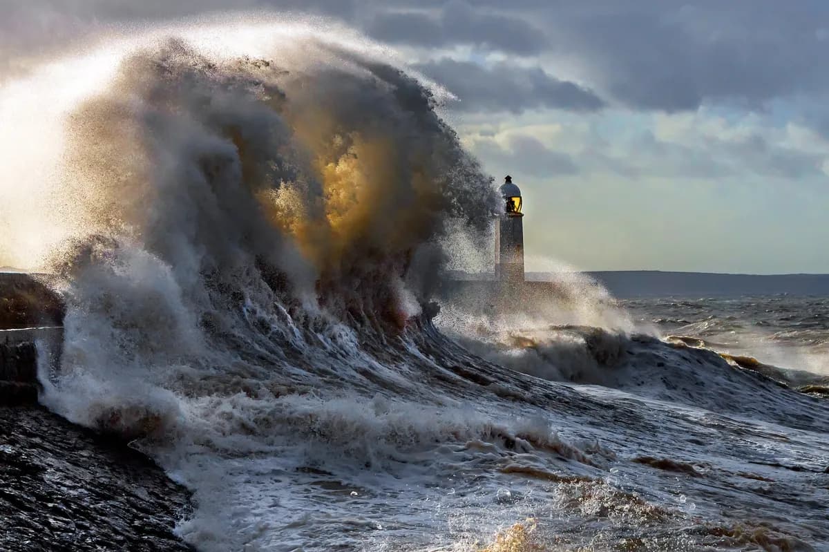 Storm blockerar svenska vägar, stör påskresor
