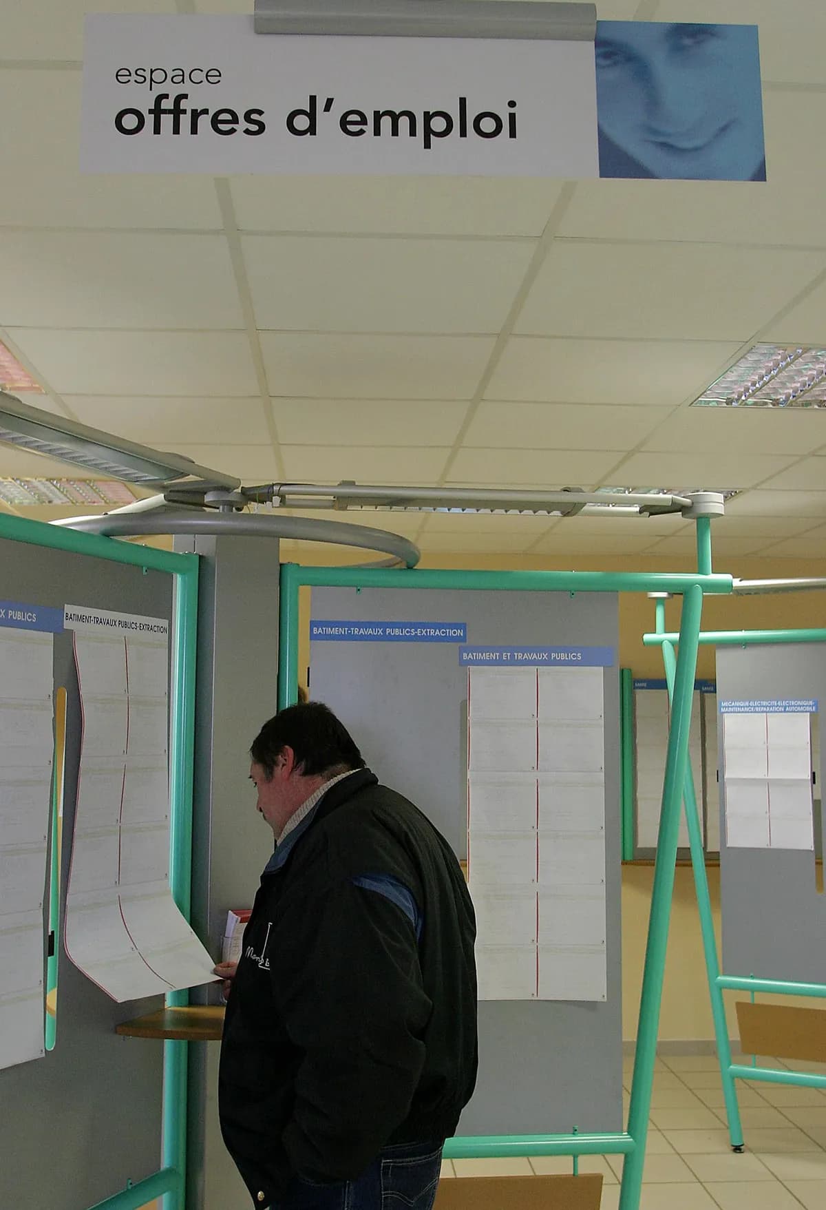 Swedish Job Agency Terminates Contracts with Private Coaches After Failed Reform