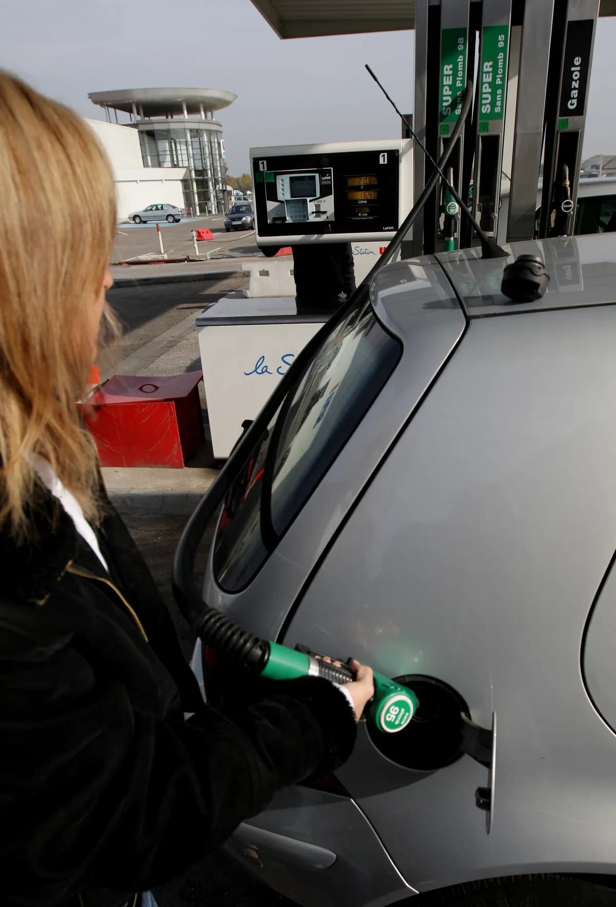 Norges Storting röstar om bränsleskattenedskärningar efter prisökning