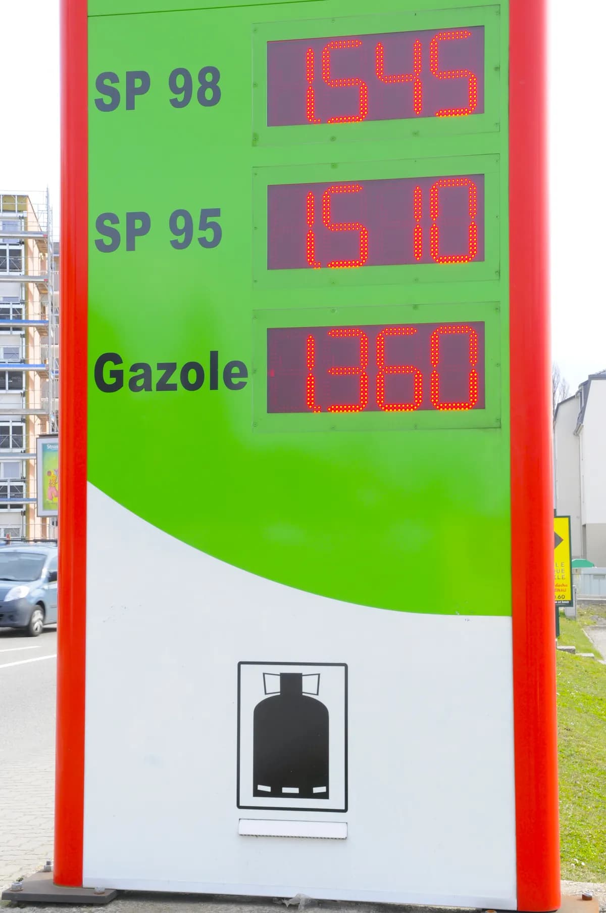 EU uppmanar till bränslebesparingar när Irans Hormuzsund-blockad utlöser global energikris