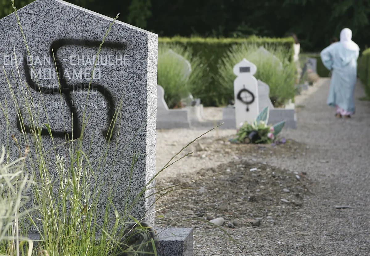 Gravdekorationer stulna två gånger i Oskarshamn – familjen märker föremål