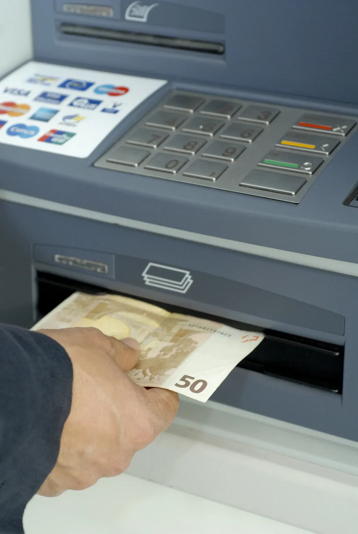 Sverige inför EU:s kontantdeklarationsregler för att bekämpa kriminell