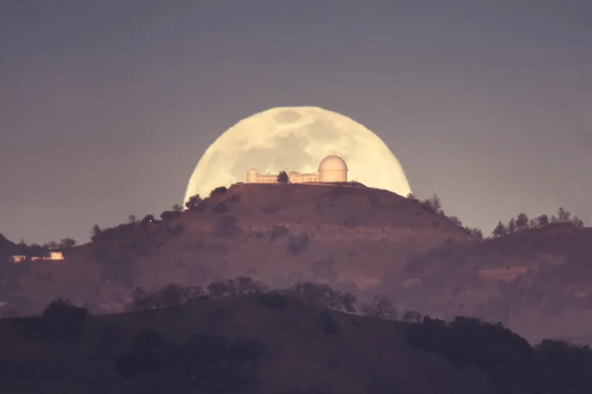 Artemis II-besättningen återvänder efter historisk månflygning