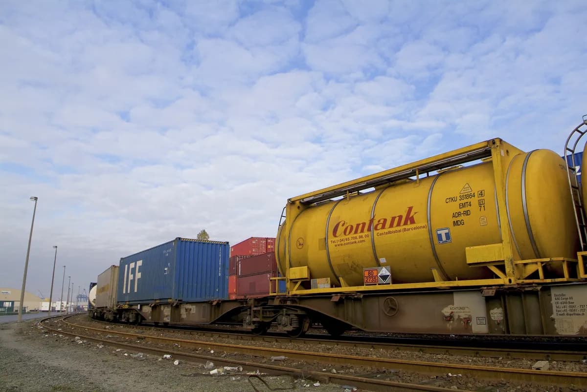 Reviderad plan för East West Railway avslöjas med anslutning till nöjespark