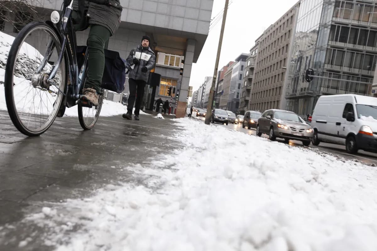 Saknade vandrare hittade oskadda i Norge medan sökandet efter familj fortsätter