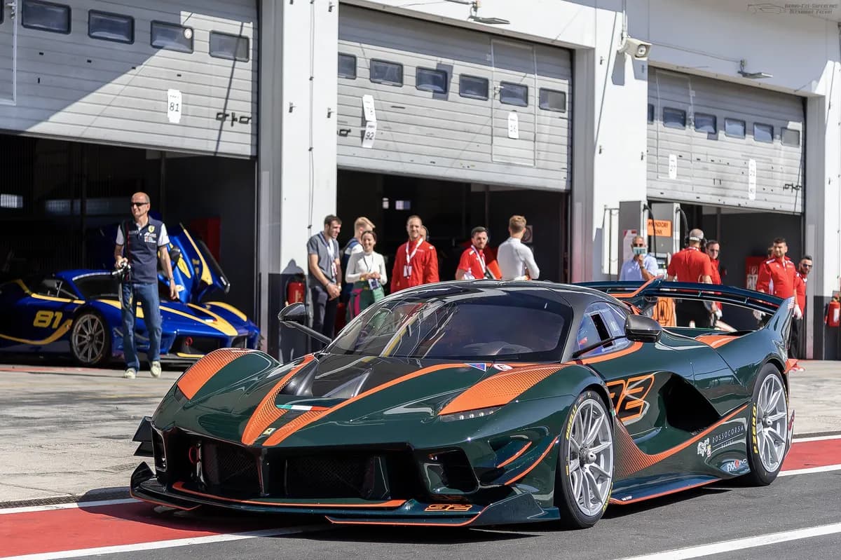 Hamiltons övergång till Ferrari väcker kontrovers, leder till pallplats 2026