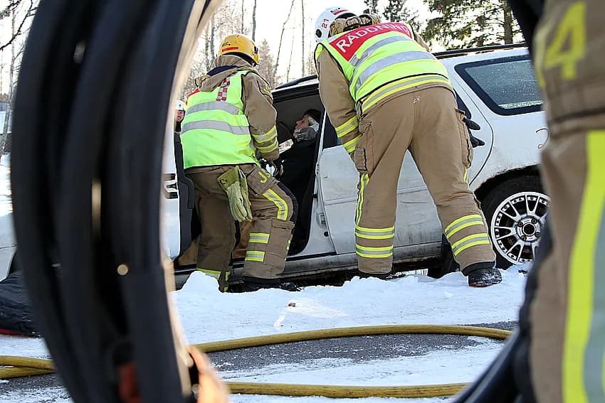 Ung man kritiskt skadad i bilolycka nära Värnamo