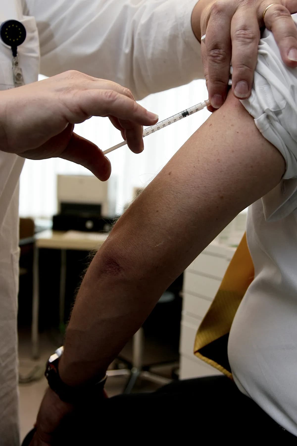 Schweizisk ishockeytränare sparkad för falskt covid-19-certifikat