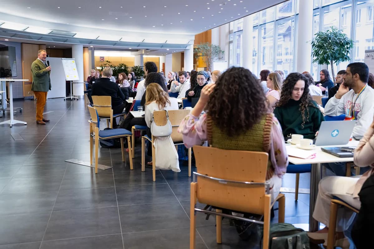 Labour presenterar 1 miljard pund i ungdomsjobbssubventioner och garantier