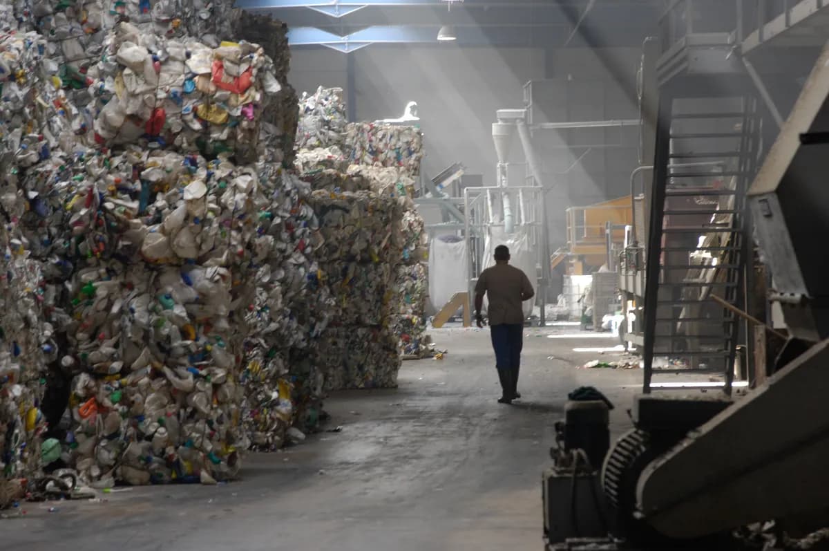 Studententreprenörer vinner pris för återvinning av bilskrot till design