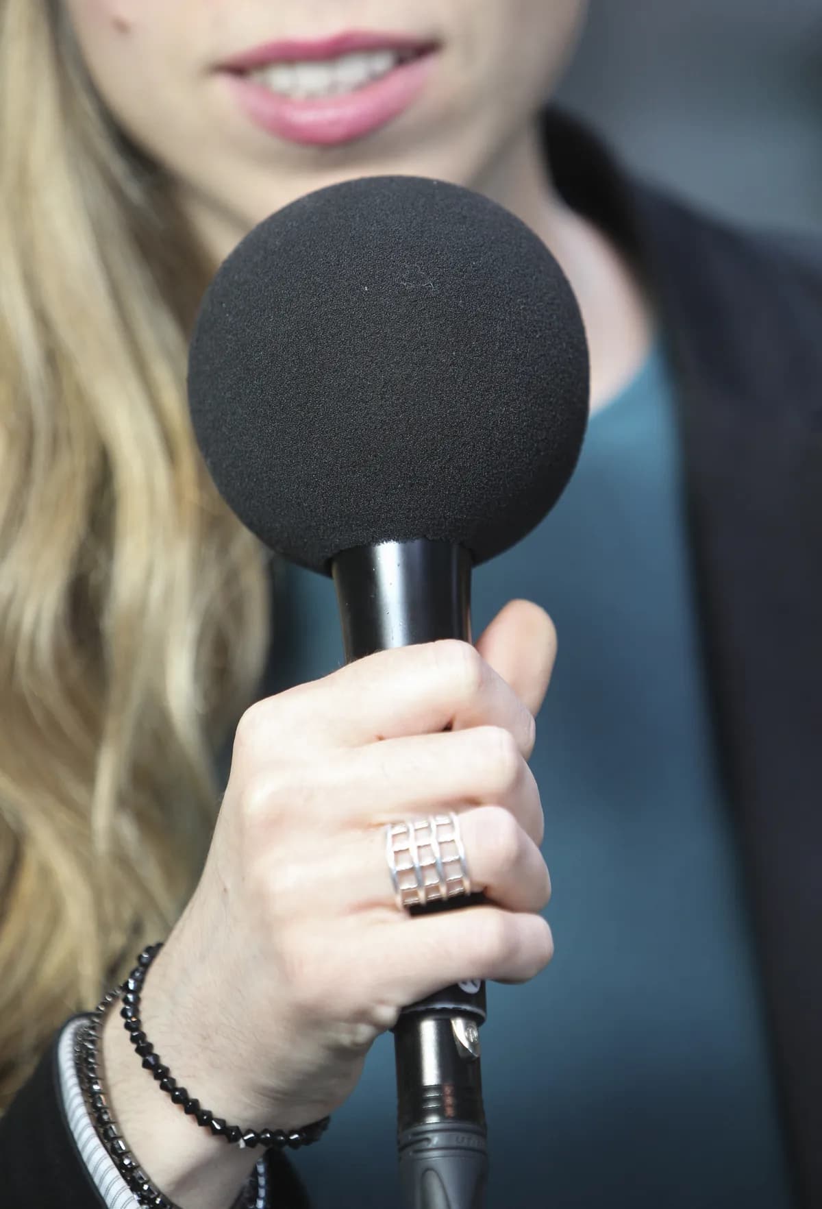 Sena kvällsvärdar granskar Trumps fejd med påven och kontroverser