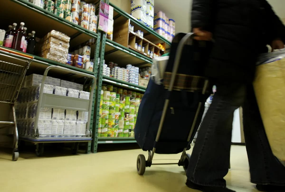 Brittiska konsumenter jämför Tesco och Aldis strategier för att sänka matkostnader