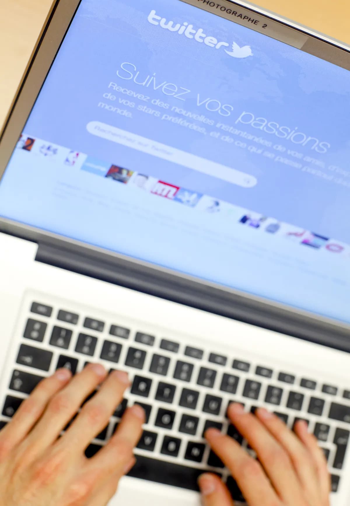 Storbritanniens regering fördömer AI-genererade inlägg som hånar