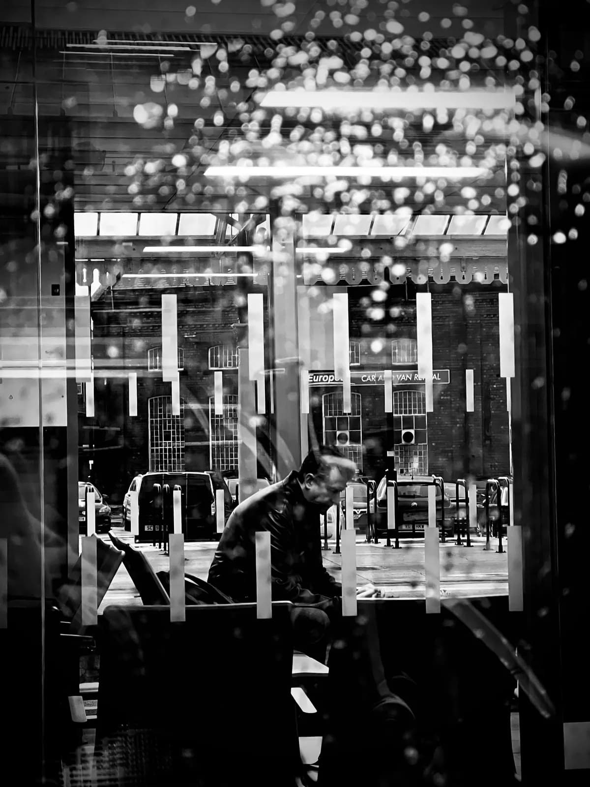 Pubvärdinna kritiserar skadliga uteblivna bokningar när branschen ansträngs