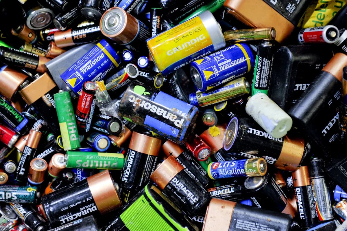 Guernsey-mamma bötfälld 115 000 kronor för batteribortkastning, sänkt till 10