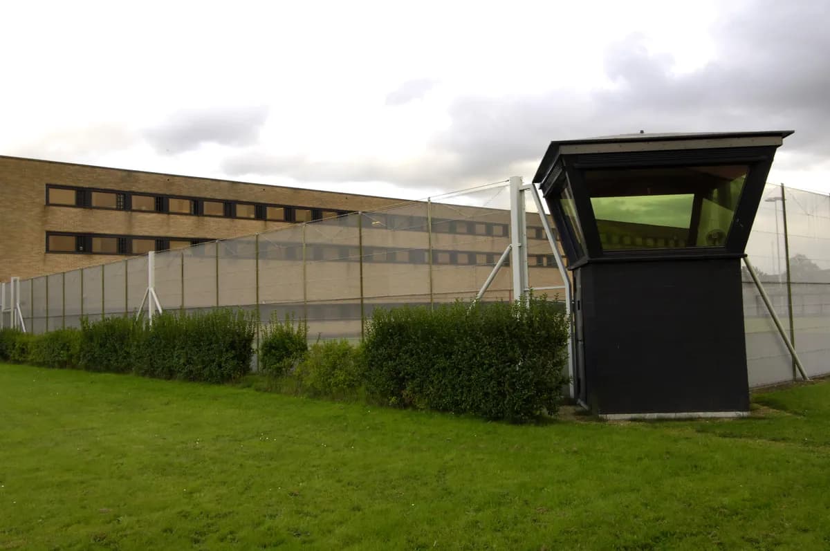 Syster åtalad för mord på filmregissör i Londonlägenhet