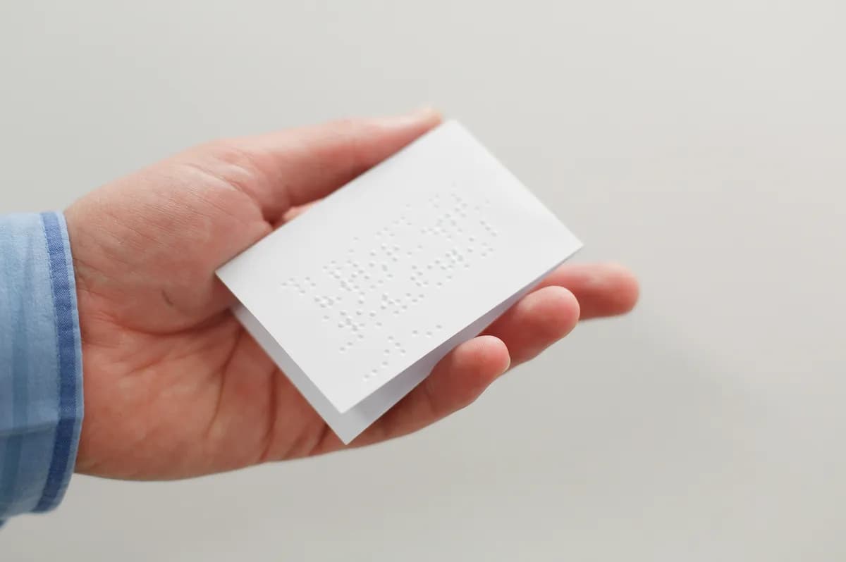 Blind konstnär ska springa maraton med AI och frivilliga i världspremiär