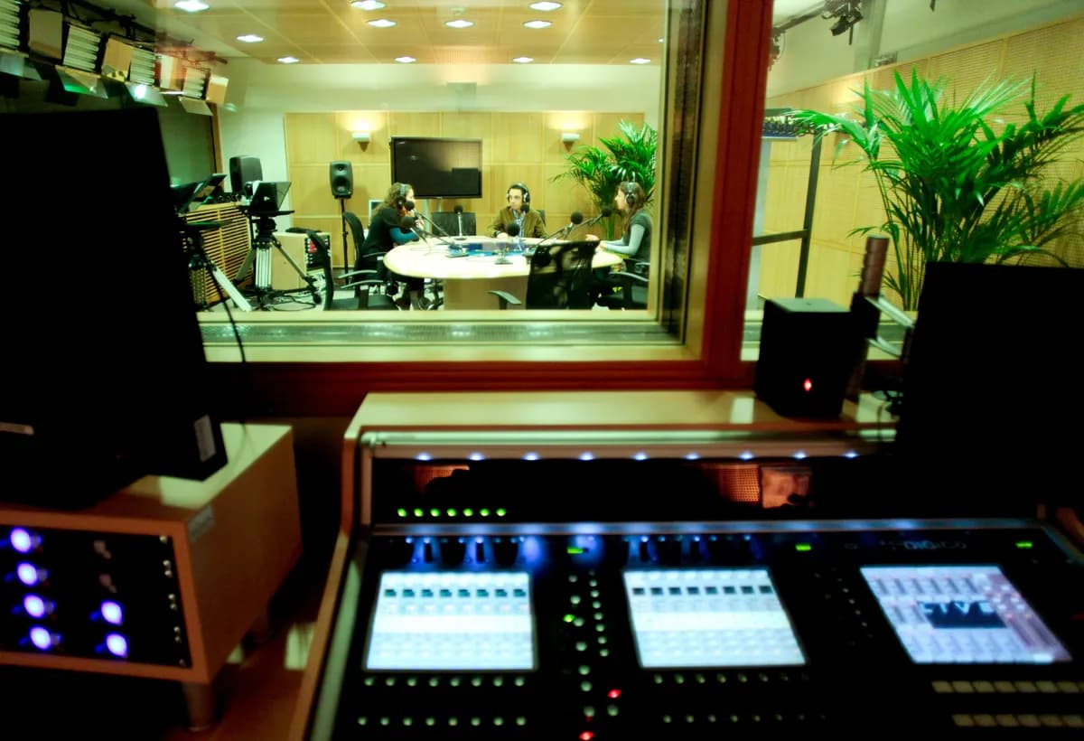 ARN sparkar Kyle Sandilands, ställer in show efter oegentligheter och konflikt