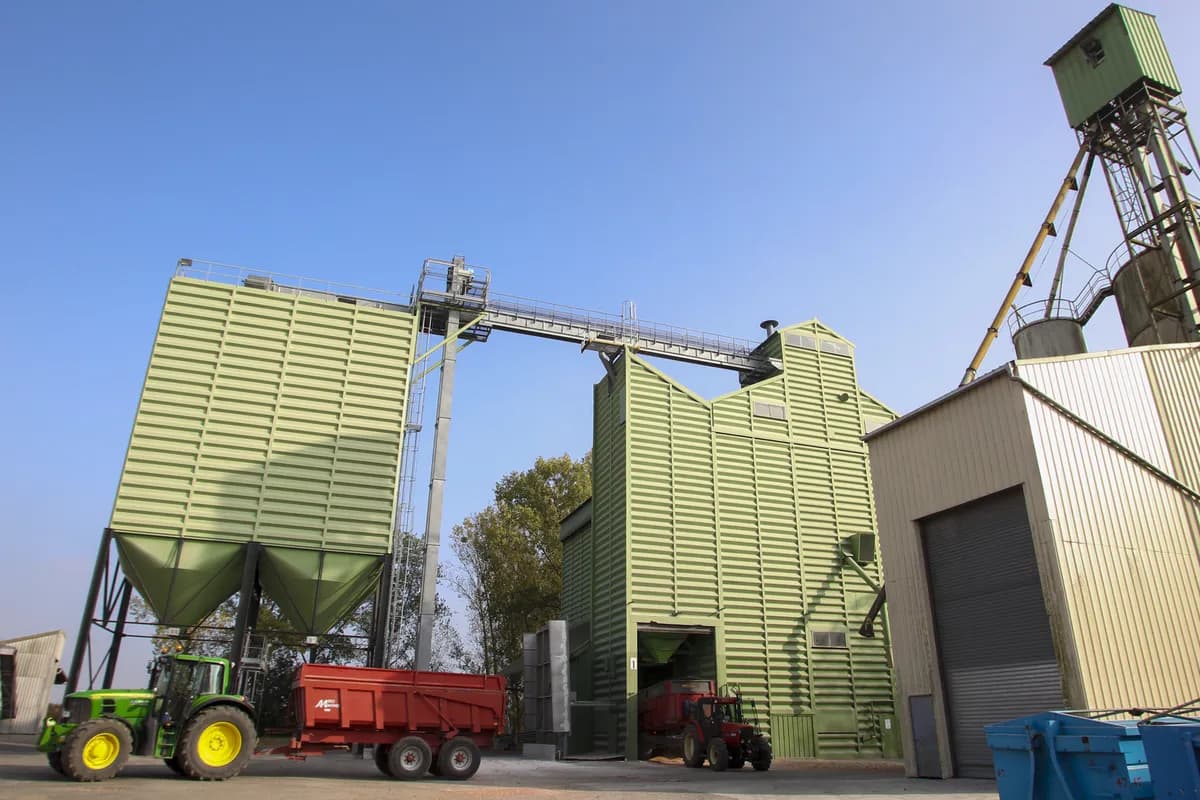 Två jordbruksfastigheter i Sverige byter ägare