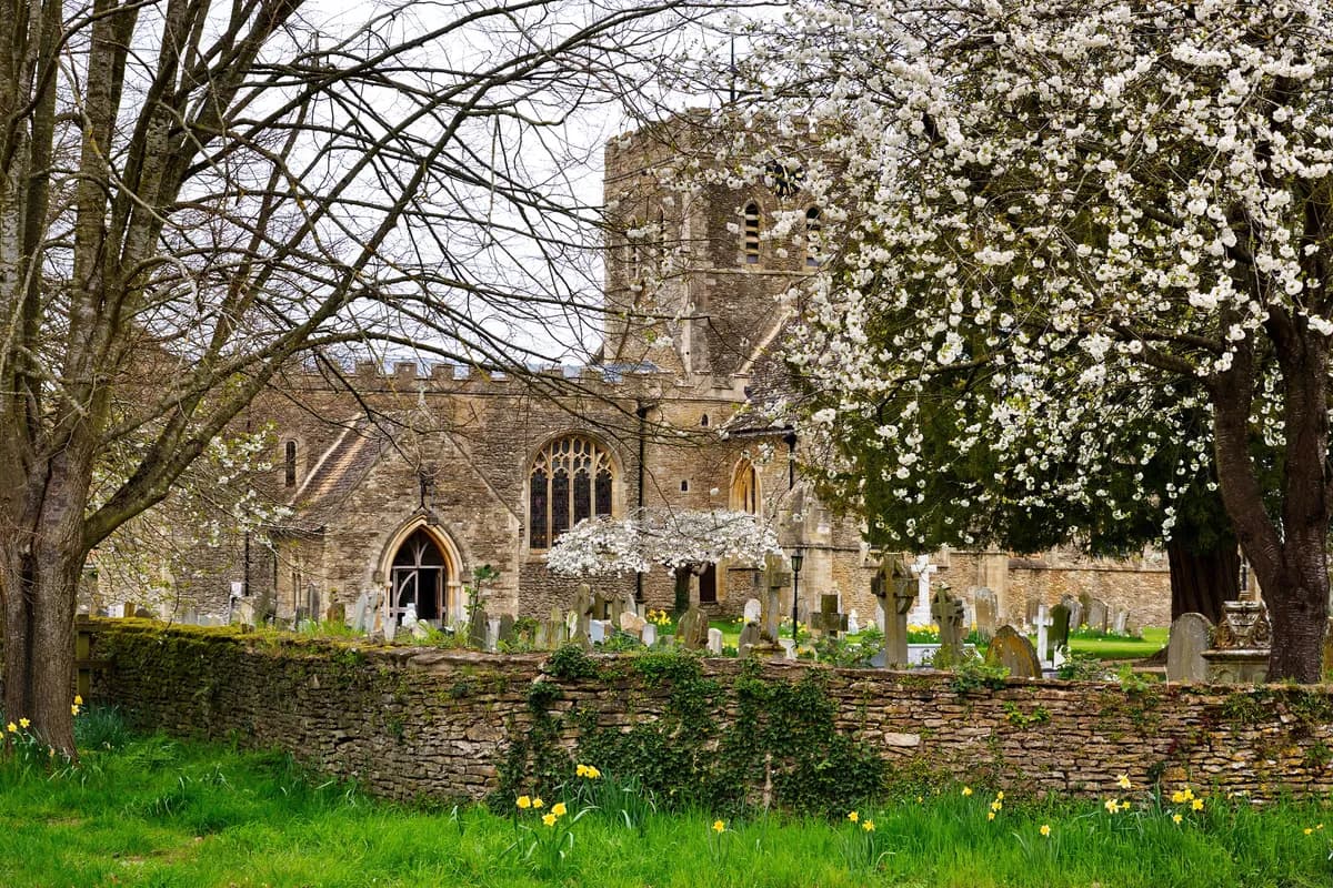 Brittiskt lutande kyrka behöver 100 000 pund i akuta reparationer