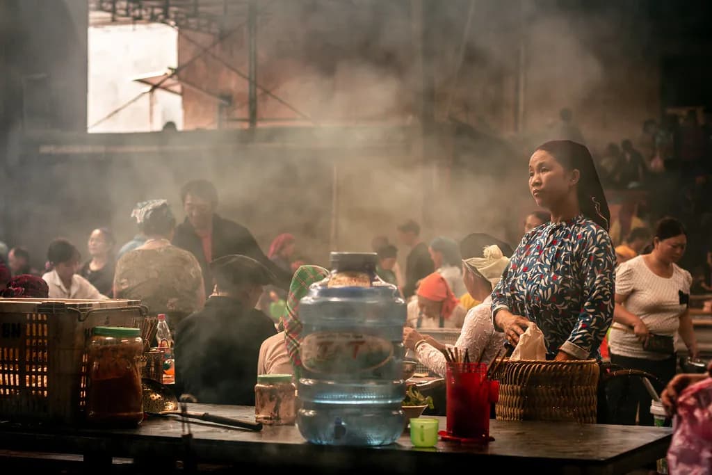 Regnigt påskmarknad i Laholm lockade besökare med festlig atmosfär