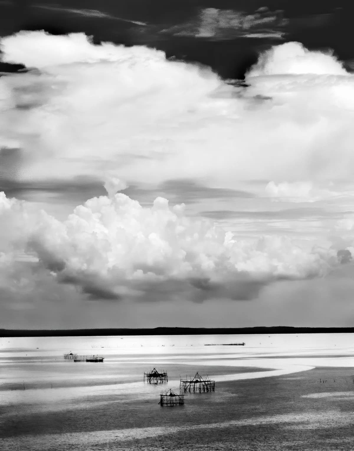 Skjutning i Istanbul, storm stör räkförsörjning, bombhot i Malmö