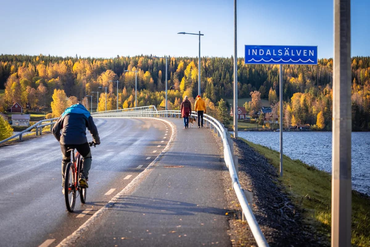 Ny cykel- och gångbro för Slussen anländer till Stockholm