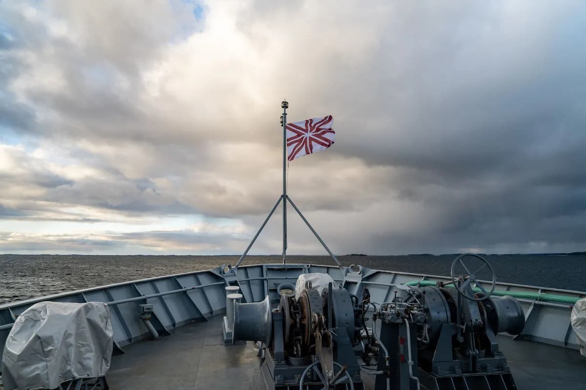 Vapenvila utlyses när Iran stänger sundet, Storbritannien sänder militär