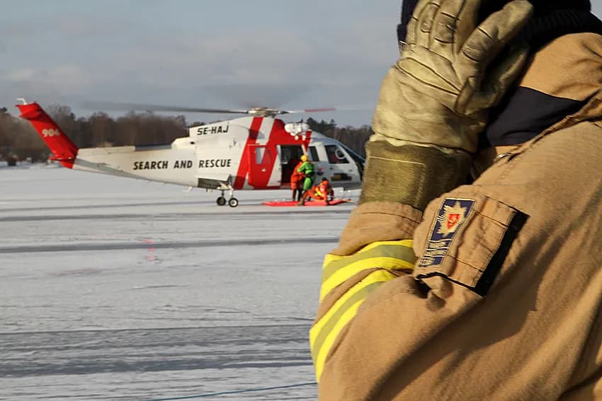 Tonåring luftburen efter snöskoterolycka nära Kiruna