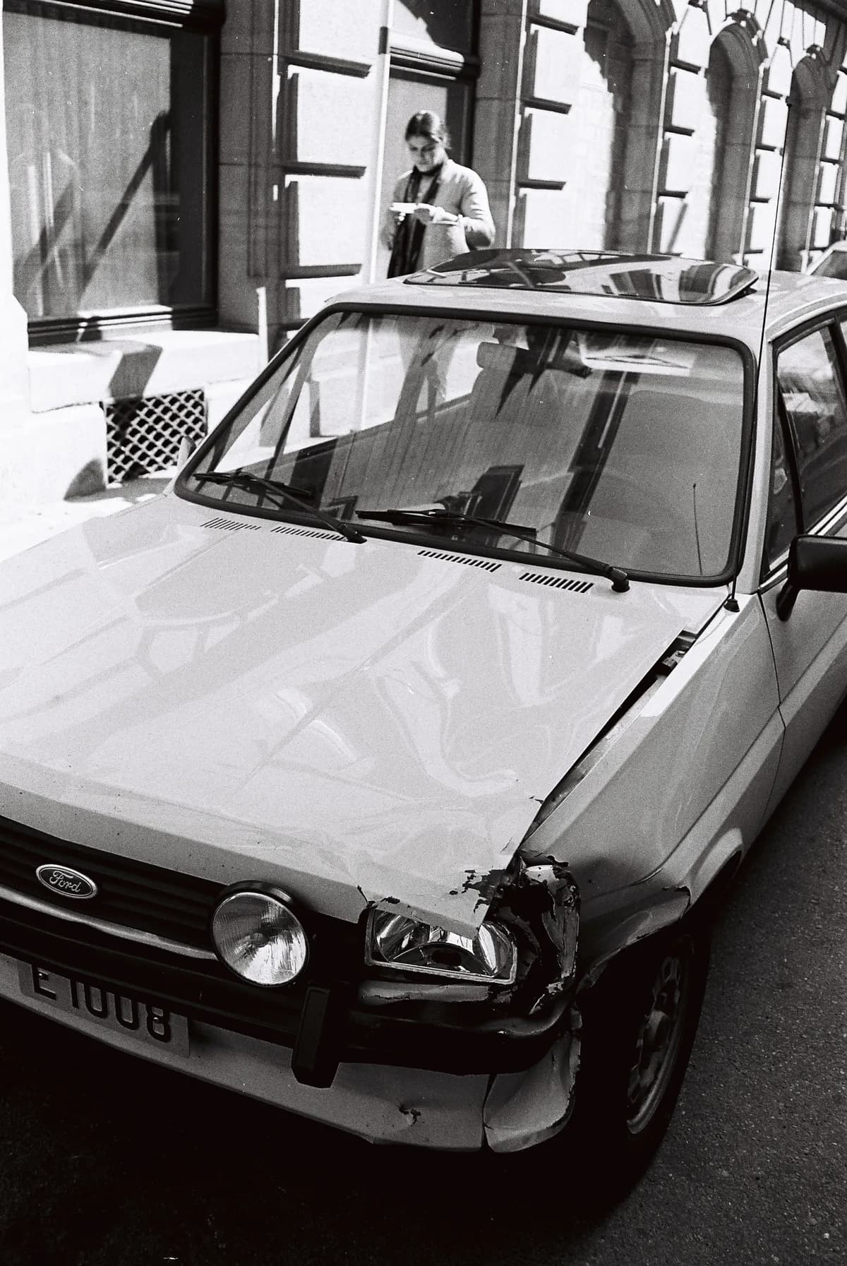 Bil kraschar genom fönster in i rum vid olycka i Fredrikstad