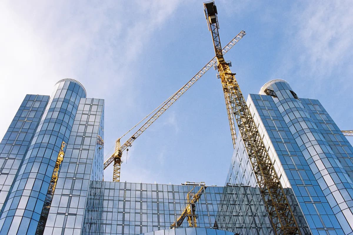 Storbritanniens bostadsmarknad kämpar med förluster och byggnedgång